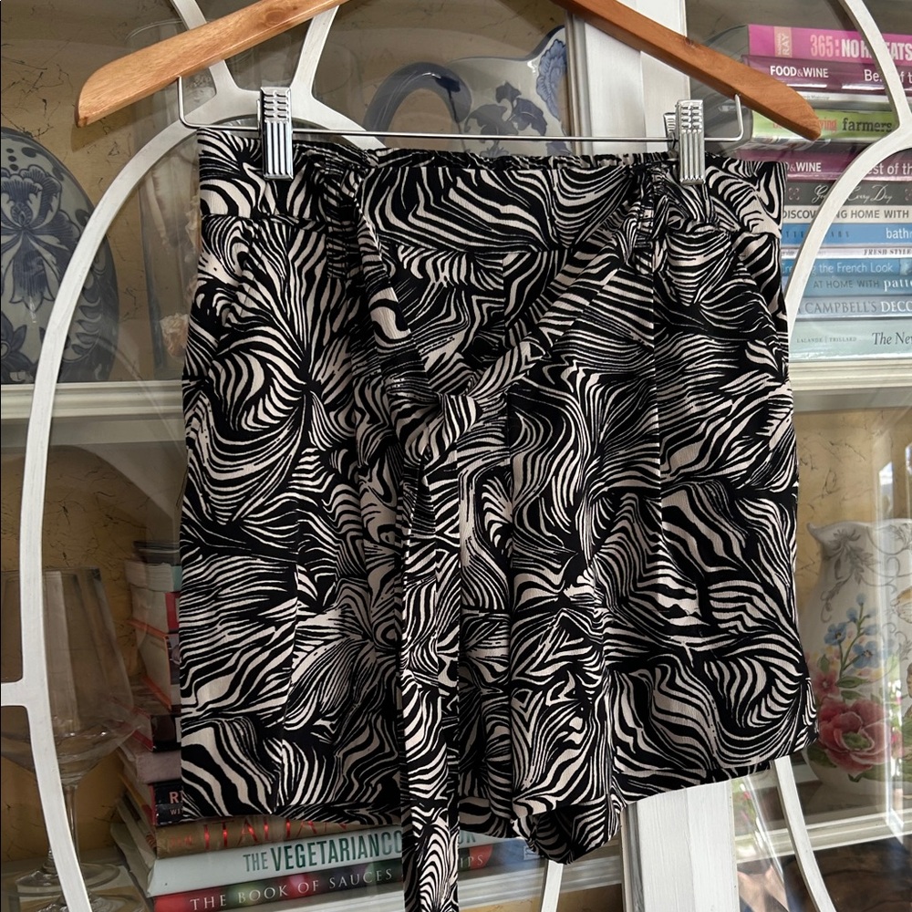 High-Waist Zebra Print Tie-Belt Shorts - Black/White